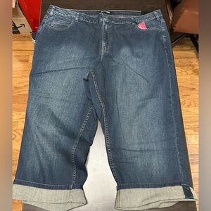 Lane Bryant Cropped jeans
Size 22